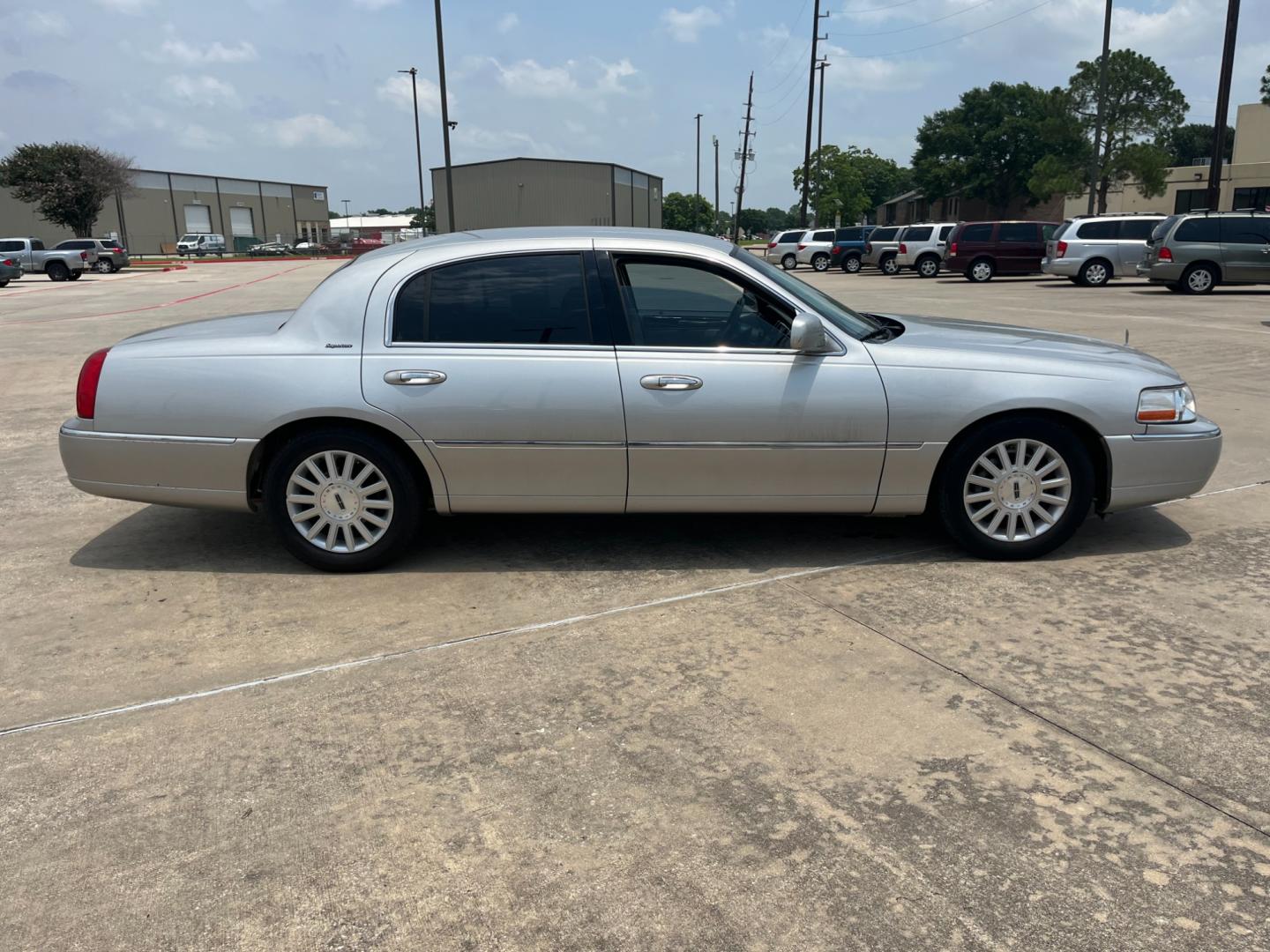 2004 SILVER /TAN Lincoln Town Car Signature (1LNHM81W54Y) with an 4.6L V8 SOHC 16V engine, 4-Speed Automatic Overdrive transmission, located at 14700 Tomball Parkway 249, Houston, TX, 77086, (281) 444-2200, 29.928619, -95.504074 - Photo#7